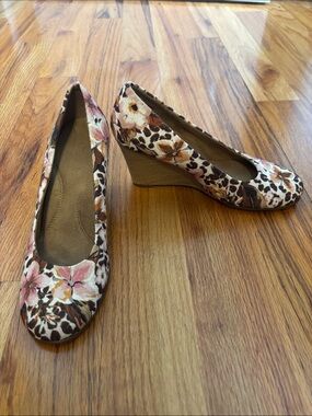 Floral Print Wedge Pumps in Brown and Pink